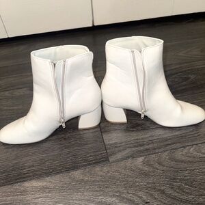Chinese Laundry Solid White Trendy Faux Leather Ankle Booties - Good Condition